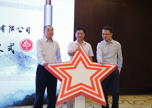 方正電子總裁楊斌（中）、華為中國(guó)區(qū)企業(yè)BG廣電媒資業(yè)務(wù)部副部長(zhǎng)張宏中（右一）、方正電子數(shù)字出版與教育業(yè)務(wù)部總經(jīng)理劉長(zhǎng)明（左一）共同發(fā)布融合云出版解決方案.jpg