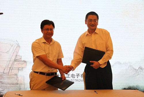 方正電子總裁楊斌（左）、國(guó)家開(kāi)放大學(xué)出版?zhèn)髅郊瘓F(tuán)總編輯、中央廣播電視大學(xué)出版社總編輯任巖（右）代表雙方簽約.jpg