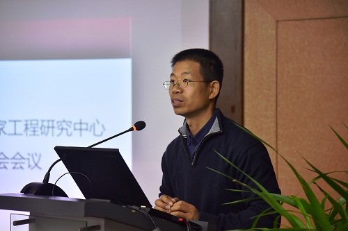 計(jì)算機(jī)所所長、中心主任郭宗明做研究中心的總體工作匯報(bào).jpg